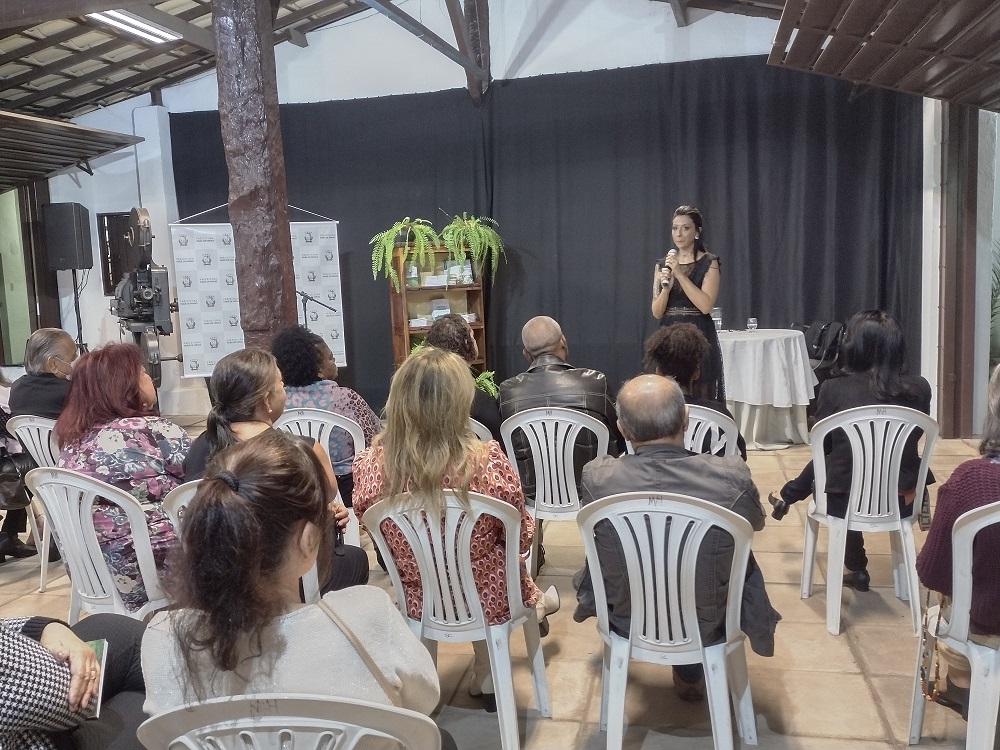 api-modulos/fotos/img/galeria_cat_culturais_503/503/12749/LANÇAMENTO DO  LIVRO TERRITÓRIO E EDUCAÇÃO, DE LÓREN GRAZIELA - 11.05.2022(11).jpg